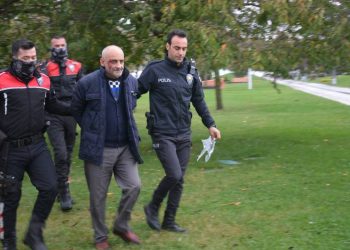 Eşini 12 yerinden bıçaklayan erkek: Vücuduna ölümcül darbe gelmemesi için çabaladım