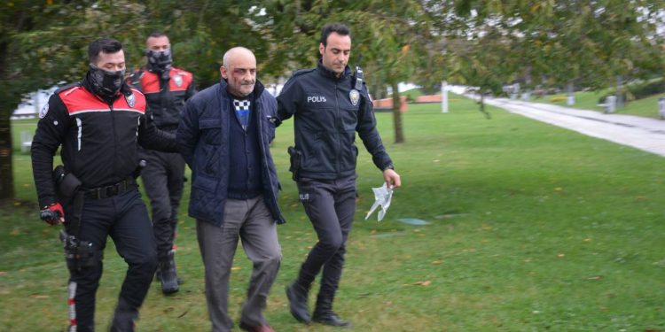Eşini 12 yerinden bıçaklayan erkek: Vücuduna ölümcül darbe gelmemesi için çabaladım