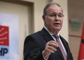 Faik Öztrak'tan kurultay açıklaması: 'Kimse delegelerinin iradesine ipotek koyamaz'