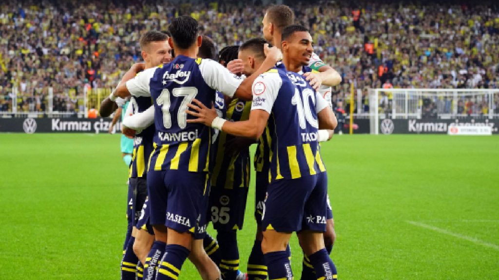 Fenerbahçe, Hatayspor karşısında tarihi rekor için sahada!