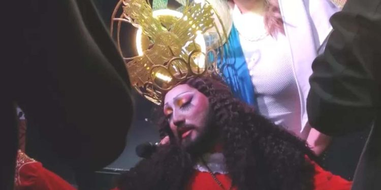 Filipinler'de İsa peygamberi taklit eden 'Drag Queen'e tutuklama: 'İstenmeyen kişi' ilan edildi