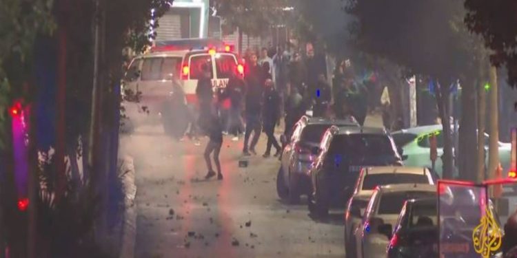 Filistin polisi, Batı Şeria'da İsrail saldırısını protesto edenlere müdahale etti