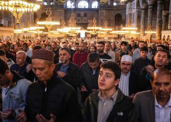 Filistin'de hayatını kaybedenler için gıyabi cenaze namazı kılındı