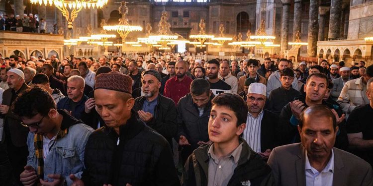 Filistin'de hayatını kaybedenler için gıyabi cenaze namazı kılındı