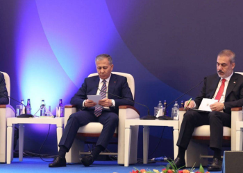 Fotoğraftaki mesajlar: 'Erdoğan'ın yıllardır izlediği taktik belli; şimdi yeni bir dönem kurgulanıyor'