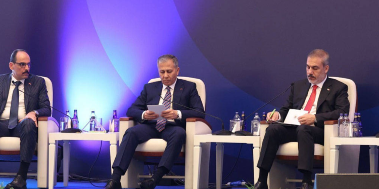 Fotoğraftaki mesajlar: 'Erdoğan'ın yıllardır izlediği taktik belli; şimdi yeni bir dönem kurgulanıyor'