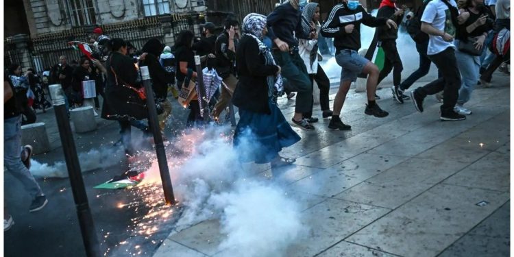 Fransa'daki İsrail karşıtı eyleme polis müdahalesi