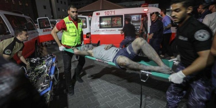 Gazze’deki hastanede zamana karşı yarış: Elektrikler kesilmeden yüzlerce yaralının tedavisi için mücadele ediliyor