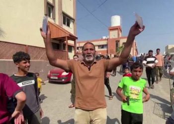 Gazzelilerden bildiri 'bombardımanına' tepki: 'Zafere kadar buradayız'