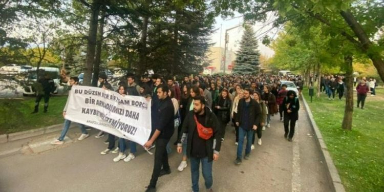 Geçim sıkıntısı çeken öğrenci intihar etmişti: Üniversitede kitlesel yürüyüş