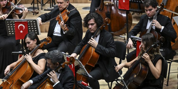 Hacettepe Üniversitesi Senfoni Orkestrası, Cumhuriyet'in 100. yılını CSO'daki özel konserle kutladı