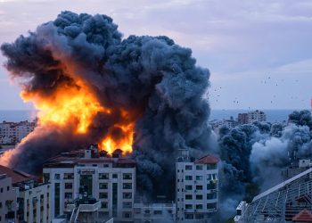 Hamas füzelerle saldırdı; İsrail hücumbotlarla vuruyor