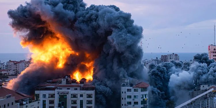 Hamas füzelerle saldırdı; İsrail hücumbotlarla vuruyor