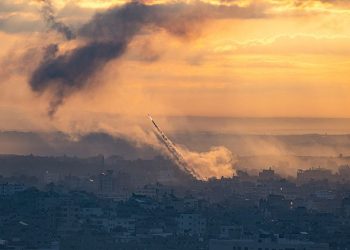 Hamas'tan İsrail'e 'son yılların en büyük saldırısı': Gazze'den yüzlerce roket fırlatıldı