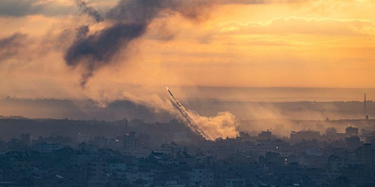Hamas'tan İsrail'e 'son yılların en büyük saldırısı': Gazze'den yüzlerce roket fırlatıldı