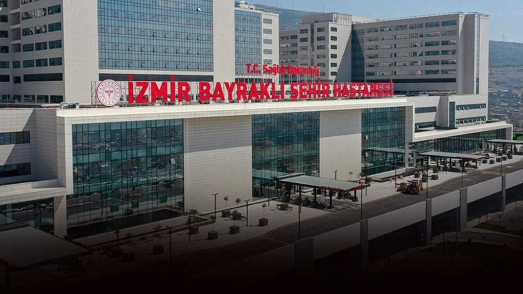 Hasta kabulüne başlayan İzmir Bayraklı Şehir Hastanesi'nde işçiler hakları için eylemde