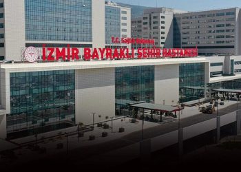 Hasta kabulüne başlayan İzmir Bayraklı Şehir Hastanesi'nde işçiler hakları için eylemde