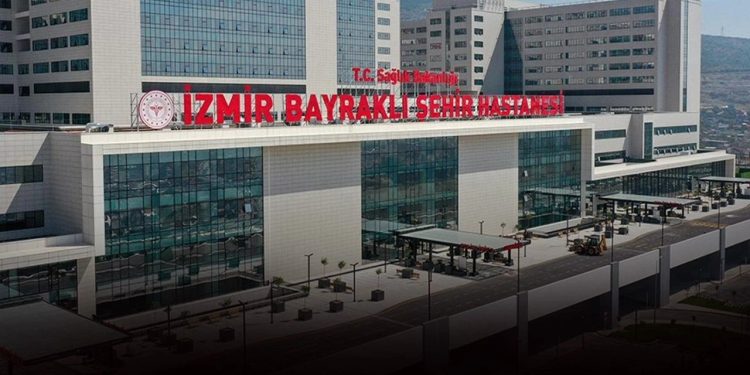 Hasta kabulüne başlayan İzmir Bayraklı Şehir Hastanesi'nde işçiler hakları için eylemde