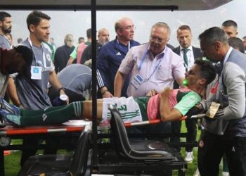 Havai fişek isabet eden Panathinaikos futbolcusu hastaneye kaldırıldı