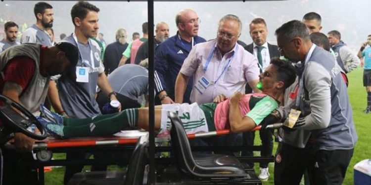 Havai fişek isabet eden Panathinaikos futbolcusu hastaneye kaldırıldı