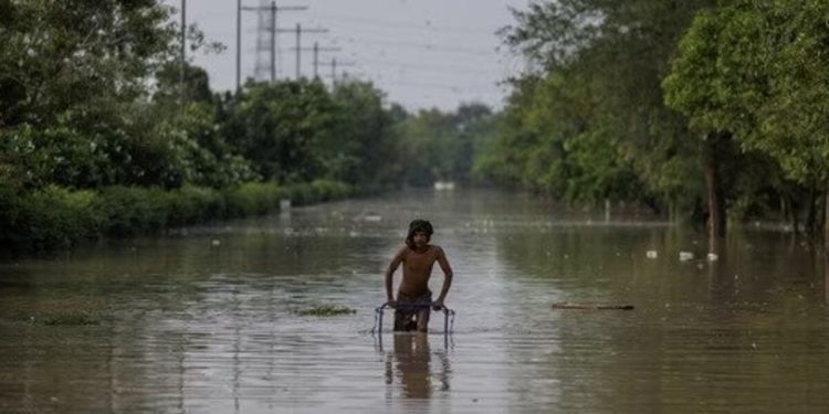 Hindistan'da sel: 23'ü asker 30 kişi kayıp