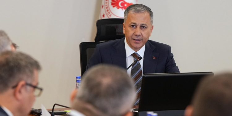 İçişleri Bakanı Yerlikaya: Yunanistan ve Bulgaristan sınıra askerlerden duvar ördük, bu ay bir kişi bile geçemedi