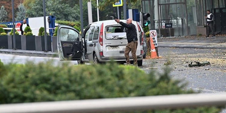 İçişleri Bakanlığı önünde bombalı saldırı girişimi; 2 polis yaralı
