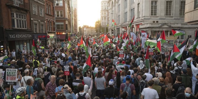 İngiltere İçişleri Bakanı'na göre Filistin bayrağı sallamak 'meşru olmayabilir'
