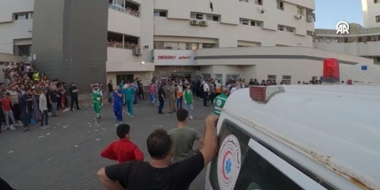 İsrail, Gazze'de yerinden edilmiş insanların konvoyunu vurdu: En az 70 ölü