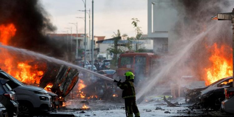 İsrail, Gazze'deki Kuveyt Hastanesi'nin derhal boşaltılmasını istedi, BM karargahına roket isabet etti