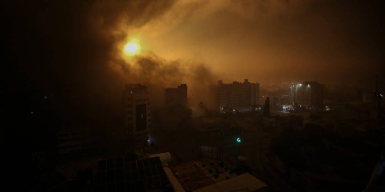 İsrail savaş uçakları Gazze Şeridi'nde çok sayıda noktayı bombaladı