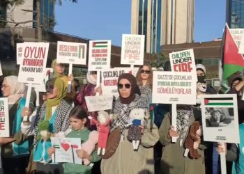 İstanbul'da İsrail Başkonsolosluğu önüne çocuk oyuncakları bırakıldı