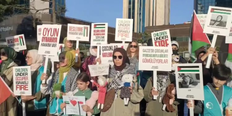 İstanbul'da İsrail Başkonsolosluğu önüne çocuk oyuncakları bırakıldı