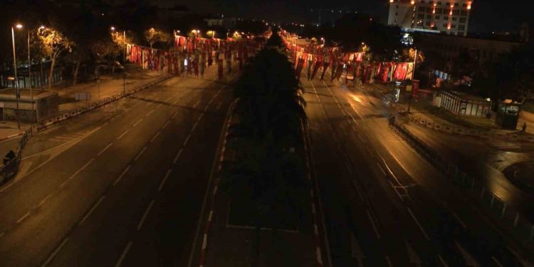 İstanbul’da Vatan Caddesi 29 Ekim kutlamaları nedeniyle trafiğe kapatıldı
