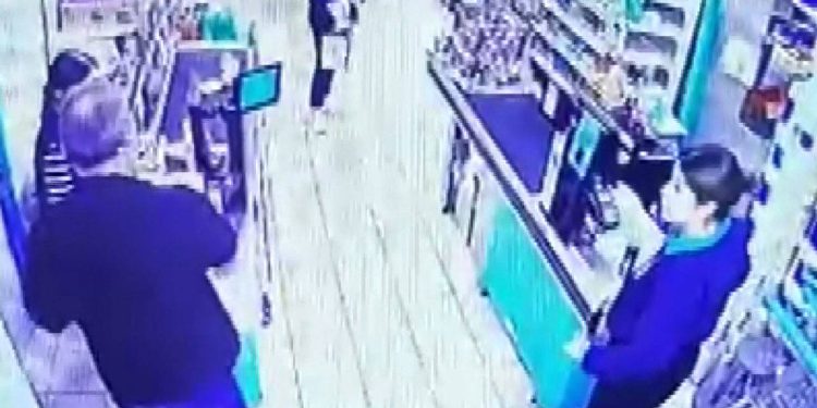 İstanbul’da bir erkek, kasiyer kadını darp etti