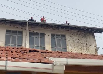 İşten çıkarılan madenciler işletmenin çatısından eylem başlattı