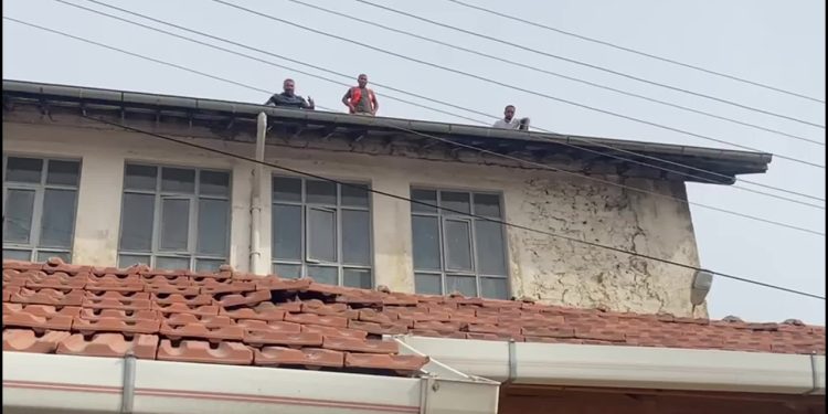 İşten çıkarılan madenciler işletmenin çatısından eylem başlattı