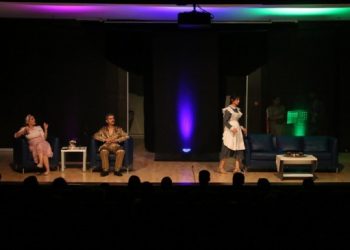 İzmir’de ‘Haylo Dîsa Tevlîhev Bû’ oyunu sahnelendi