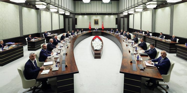 Kabine toplanıyor: İşte gündemdeki konular