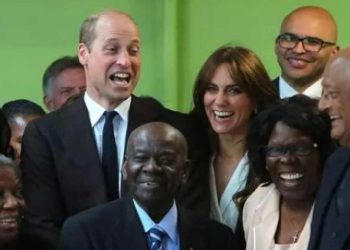 Karayipli vatandaşlarla buluşan Prens William: Kıçımı kim çimdikliyor?