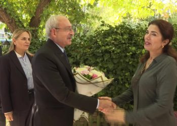 Kılıçdaroğlu'ndan Ahmet Taner Kışlalı'nın ölüm yıl dönümünde eşi Nilüfer Kışlalı'ya ziyaret