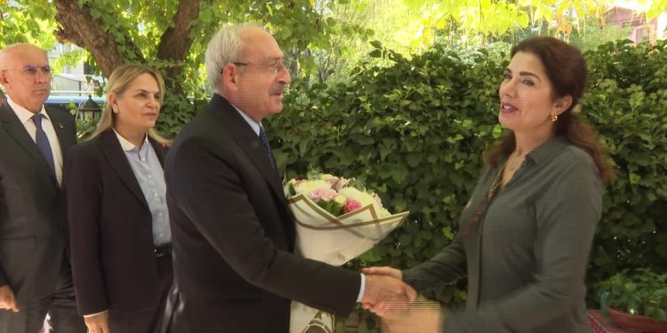 Kılıçdaroğlu'ndan Ahmet Taner Kışlalı'nın ölüm yıl dönümünde eşi Nilüfer Kışlalı'ya ziyaret