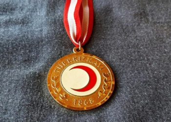 Kızılay, bağışçılara altın madalyalarını vermiyor