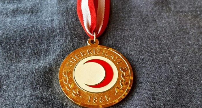 Kızılay, bağışçılara altın madalyalarını vermiyor