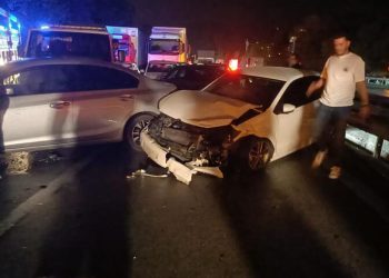 Kocaeli’de tankerden yola mazot döküldü; 26 araç birbirine girdi