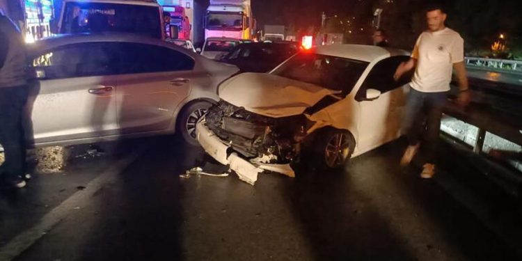 Kocaeli’de tankerden yola mazot döküldü; 26 araç birbirine girdi