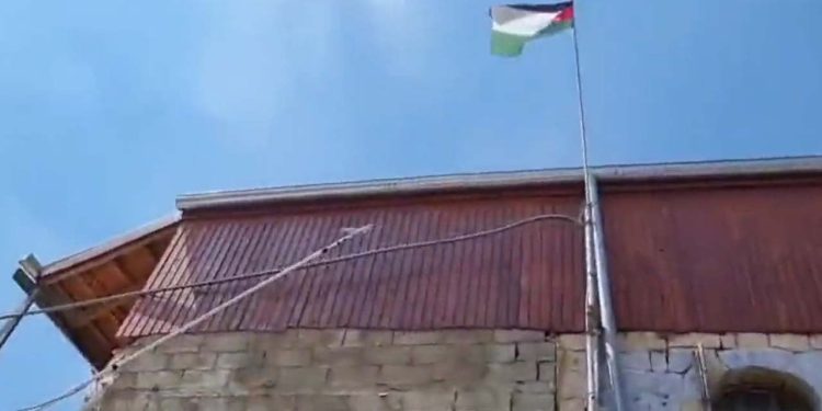 Kudüs'te 'Siyonizm karşıtı' Yahudiler İsrail polisiyle çatıştı: Mahalleye Filistin bayrağı astılar