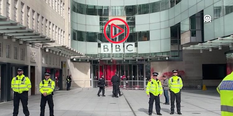 Londra'da Filistin'e destek eylemi: BBC binasına kırmızı boya atıldı