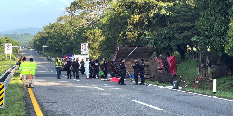 Meksika'da göçmen faciası: Devrilen kamyonun kasasında saklanan 10 Kübalı kadın öldü