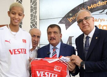 Melissa Vargas'a Malatya'da onur belgesi verildi